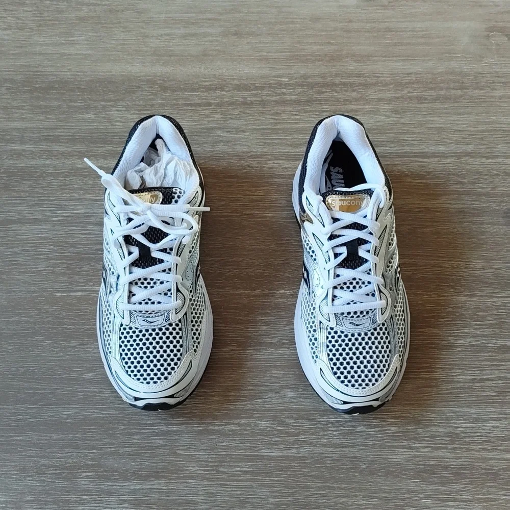 Saucony Progrid Omni 9‎ Men's Size 9.5 Women’s size 11 In Silver/Gold NWT In Box